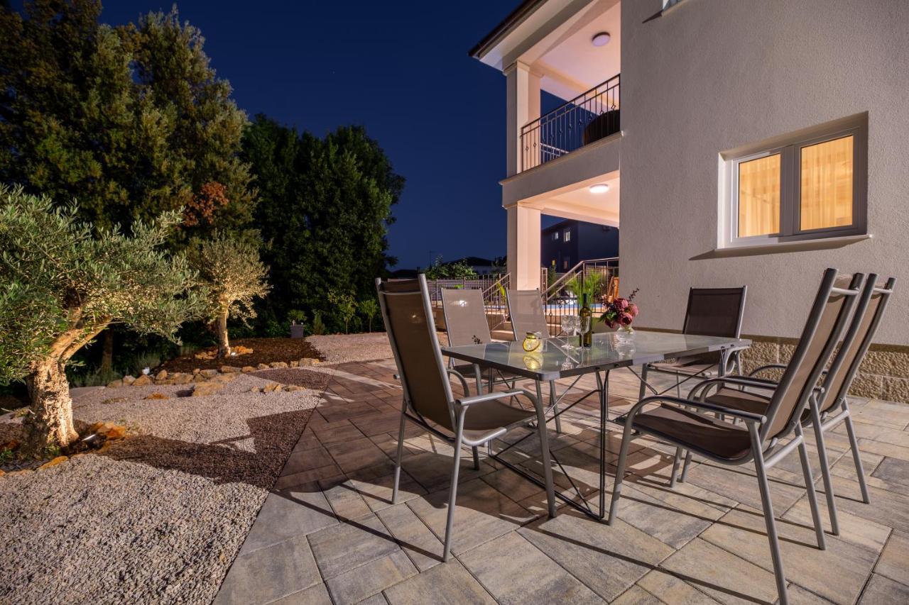 Villa Pafran With Heated Pool Krk 克尔克 外观 照片